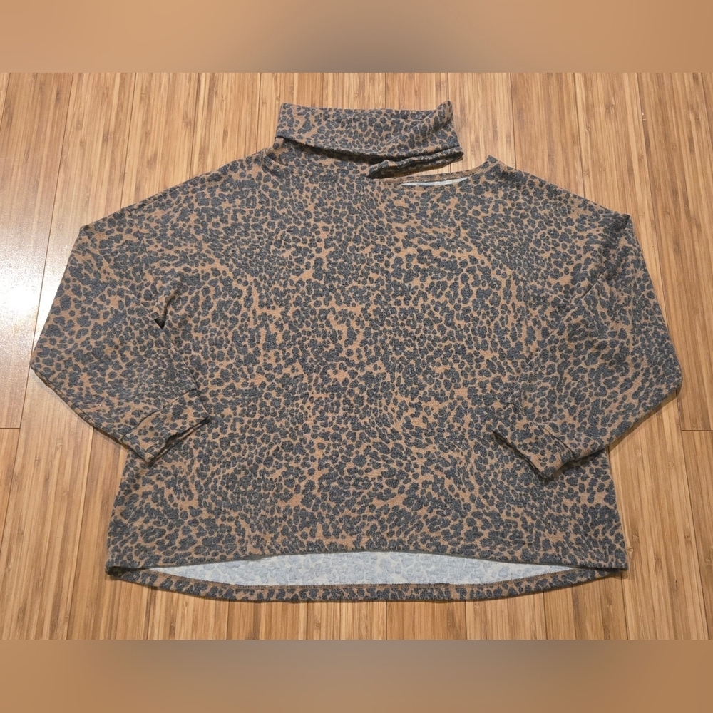 NWOT Terra & Sky Leopard Print Turtleneck Top